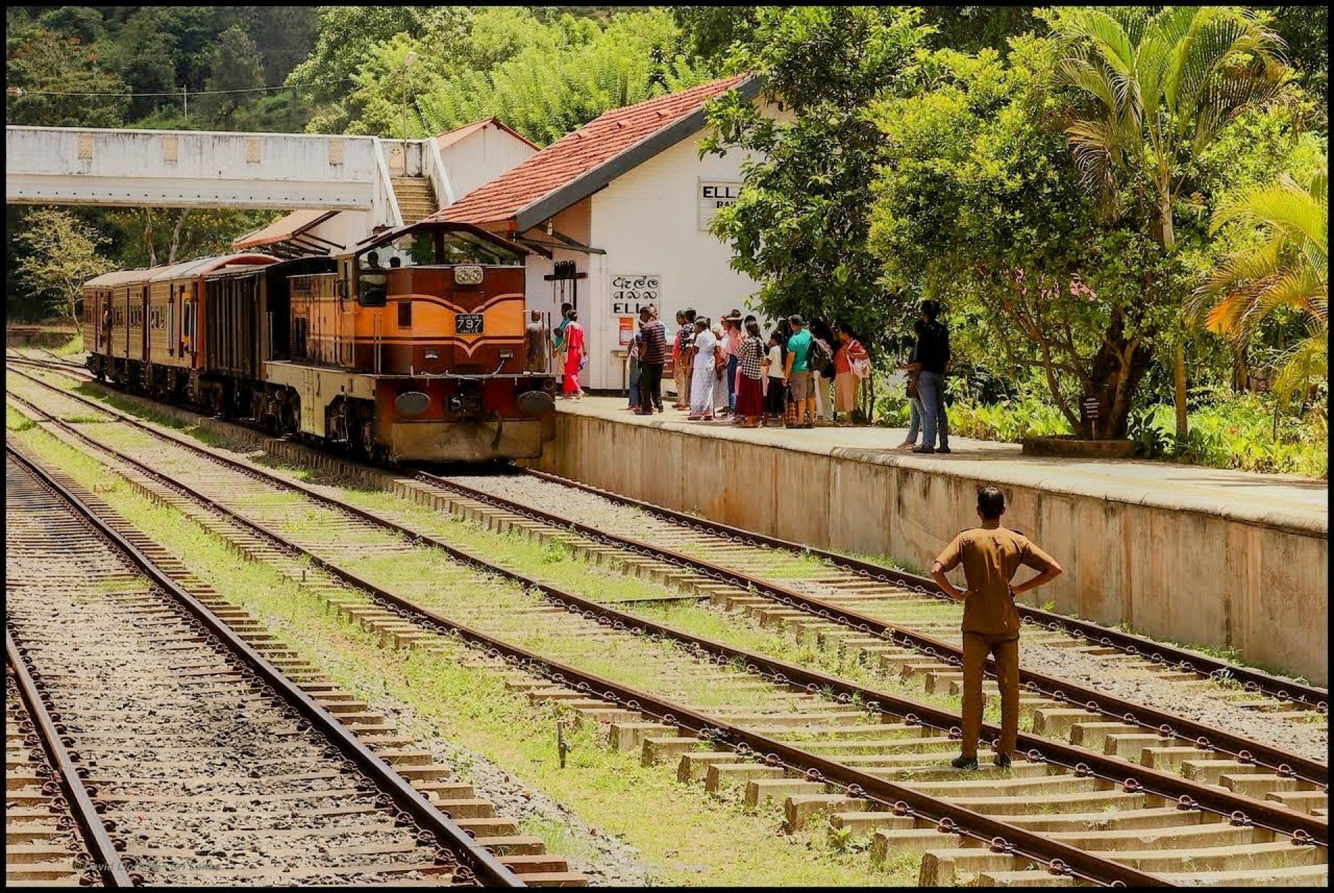 Esperant el tren a Ella